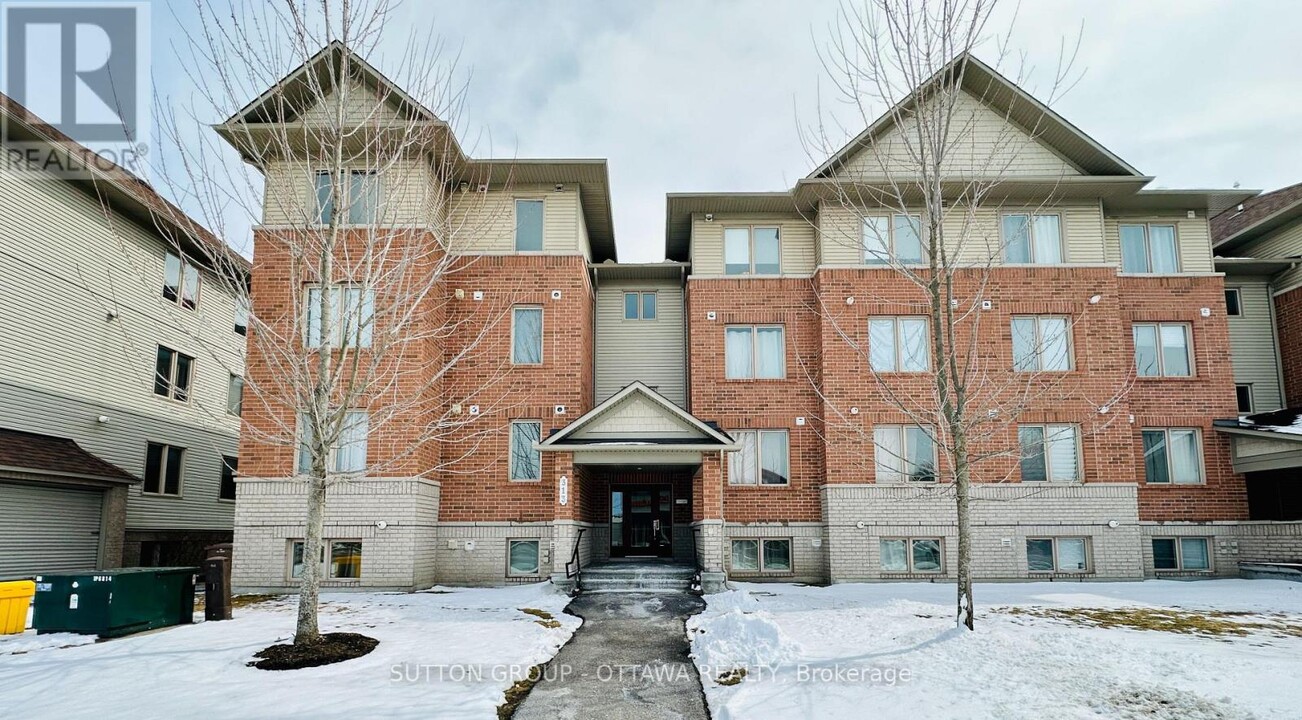 313-313 Cresthaven Dr in Ottawa, ON - Building Photo