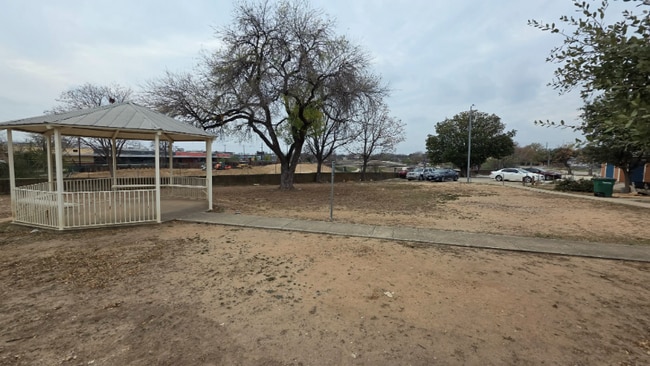 614 Chihuahua St in San Antonio, TX - Foto de edificio - Building Photo