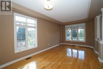 3132 Velmar Dr in Mississauga, ON - Building Photo - Building Photo
