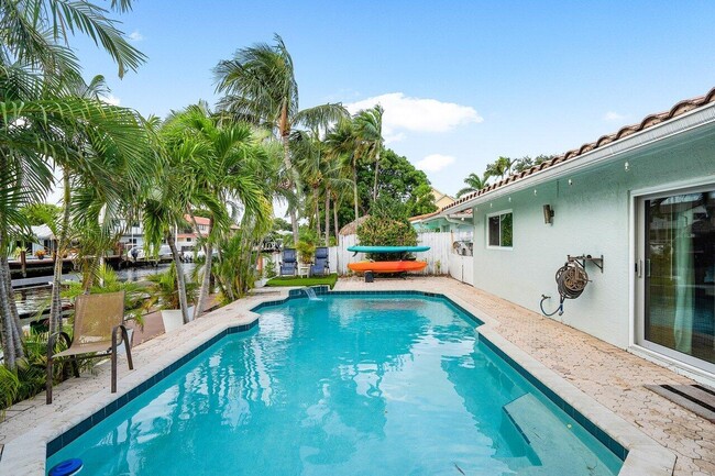 401 SE 14th Ave in Pompano Beach, FL - Foto de edificio - Building Photo
