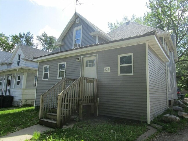 property at 821 W 1st St