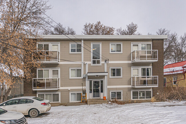 9933 85 Av NW in Edmonton, AB - Building Photo - Building Photo