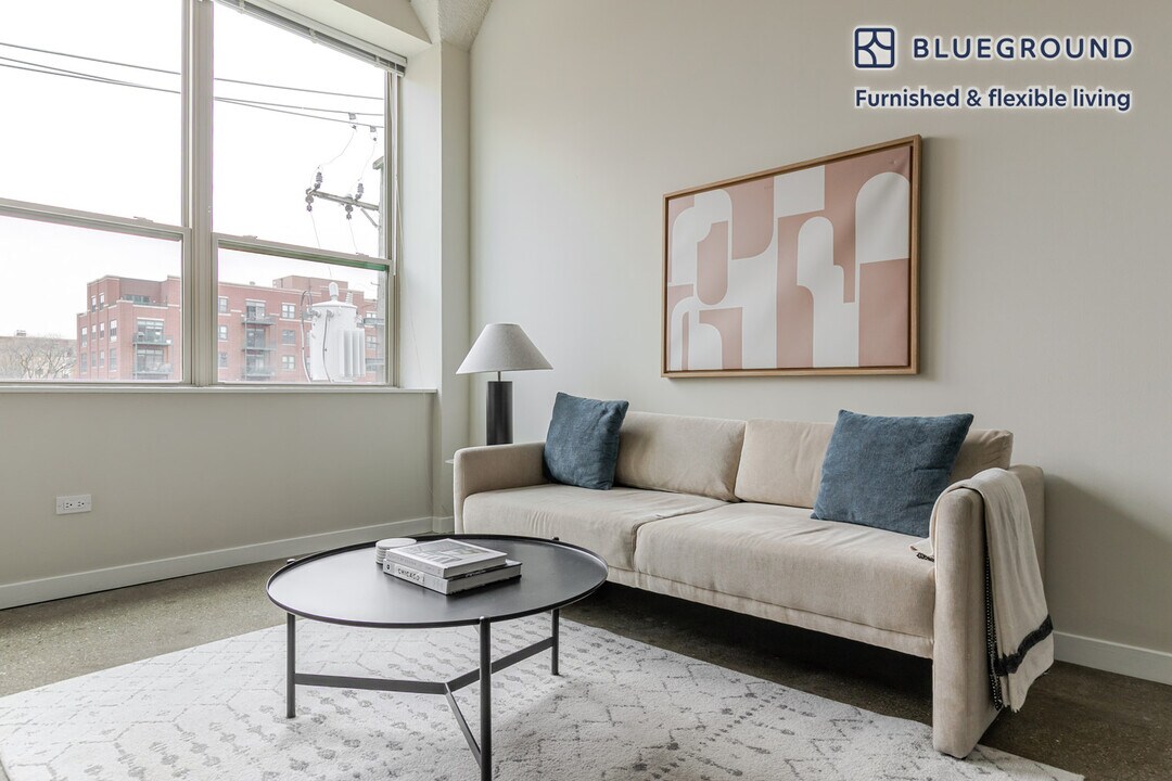 1313 W Randolph St in Chicago, IL - Building Photo