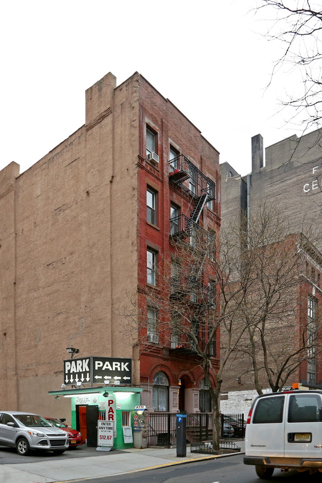 348 W 45th St in New York, NY - Foto de edificio - Building Photo