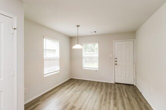 2911 Karin Crst Ln in Conroe, TX - Foto de edificio - Building Photo