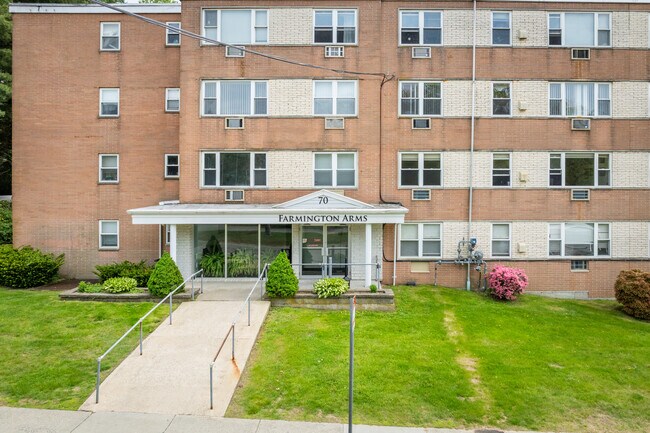 Farmington Arms in New London, CT - Building Photo - Building Photo