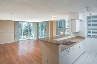 1111 Brickell Bay Dr in Miami, FL - Building Photo - Building Photo