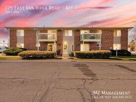 125 E Van Riper Rd in Fowlerville, MI - Building Photo