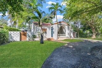 9212 NE 10th Ave in Miami Shores, FL - Building Photo - Building Photo