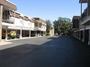 7575 Katy Fwy in Houston, TX - Foto de edificio - Building Photo