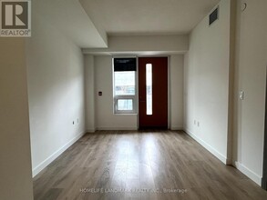 25-125 McMahon Dr in Toronto, ON - Building Photo - Building Photo