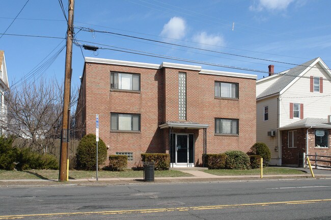 382 Burnside Ave in East Hartford, CT - Building Photo - Building Photo