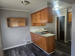 19404 Kenosha St in Harper Woods, MI - Building Photo - Building Photo