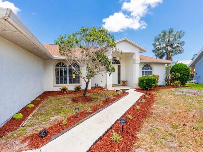 1123 SW Oak Hollow Ct in Palm City, FL - Building Photo - Building Photo