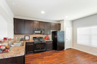 50 Woodland Hills Dr, Unit A in Conroe, TX - Building Photo - Building Photo