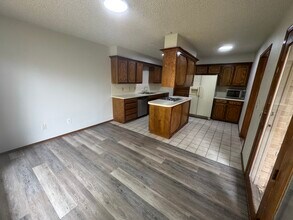 325 E Parkland Dr in Yukon, OK - Building Photo - Building Photo