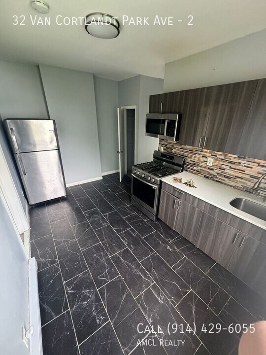 32 Van Cortlandt Park Ave in Yonkers, NY - Building Photo