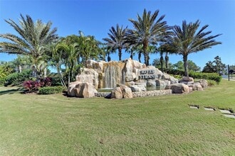 8105 Grand Estuary Trail, Unit 404 in Bradenton, FL - Foto de edificio - Building Photo