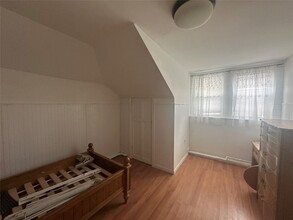 37 Cedar Swamp Rd in Glen Cove, NY - Building Photo - Building Photo