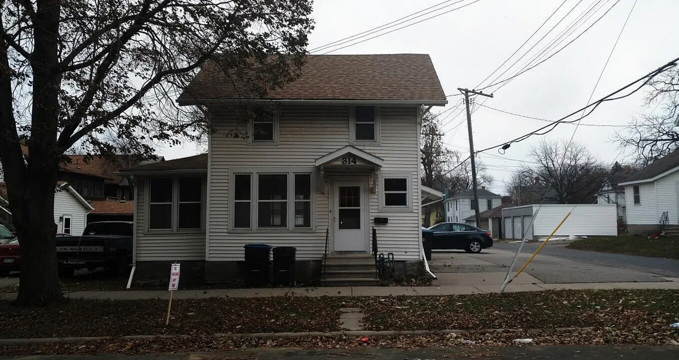 314 E Hickory St in Mankato, MN - Building Photo