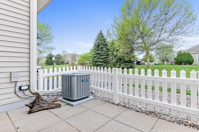 1994 Bluestem Ln in St. Paul, MN - Foto de edificio - Building Photo