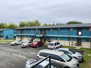 Woodfield Apartments in San Antonio, TX - Building Photo - Building Photo