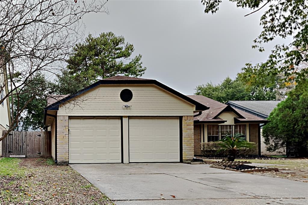 9230 Bayou Bluff Dr in Spring, TX - Building Photo