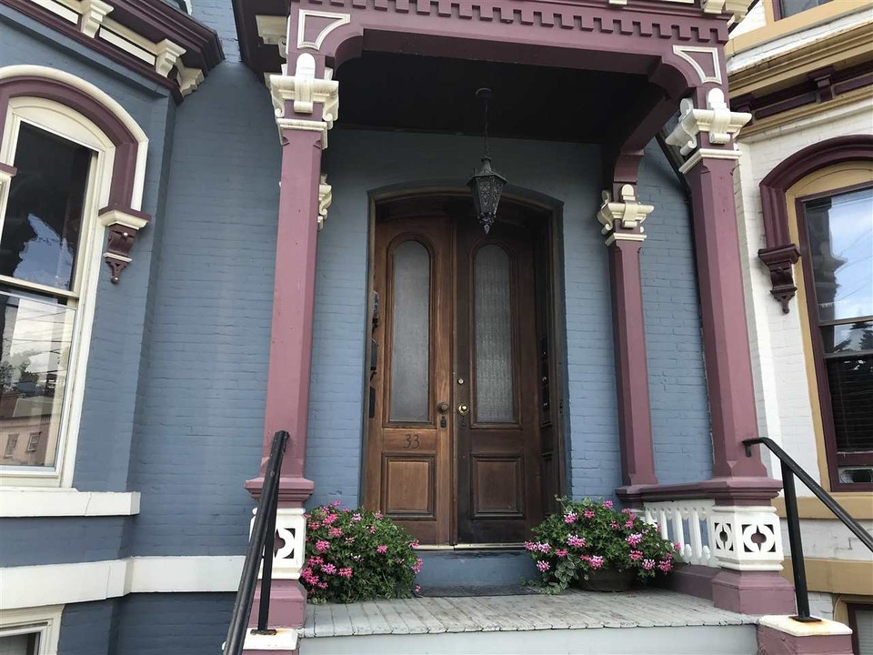 33 Clinton St in Saratoga Springs, NY - Building Photo