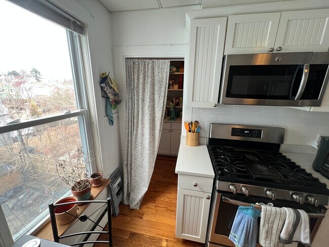 65 Cedar St, Unit 3R in Somerville, MA - Building Photo - Building Photo