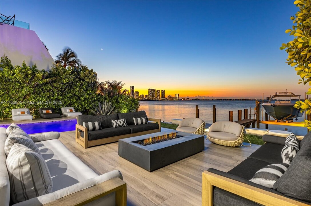 1379 N Venetian Way in Miami Beach, FL - Building Photo