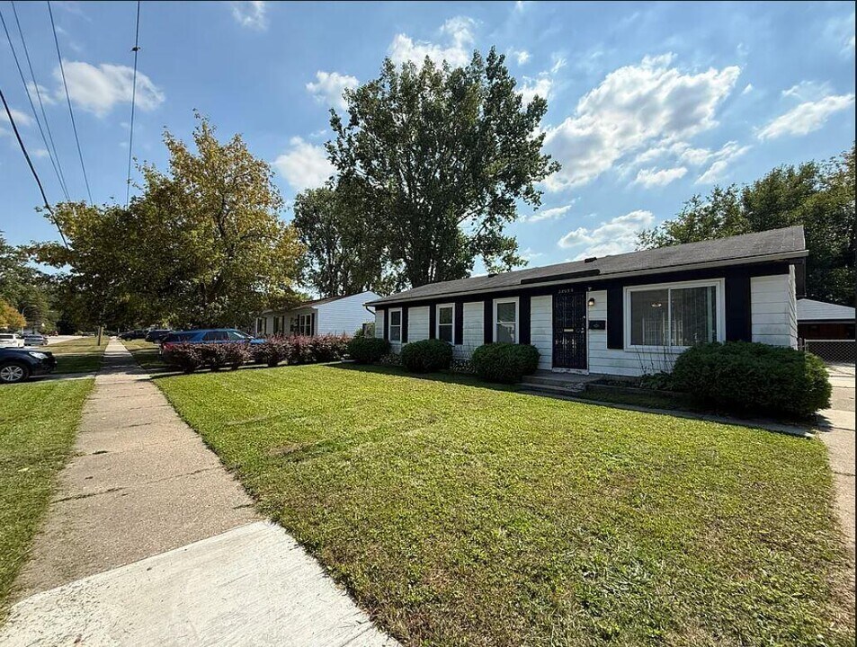 28095 Leroy St in Romulus, MI - Building Photo