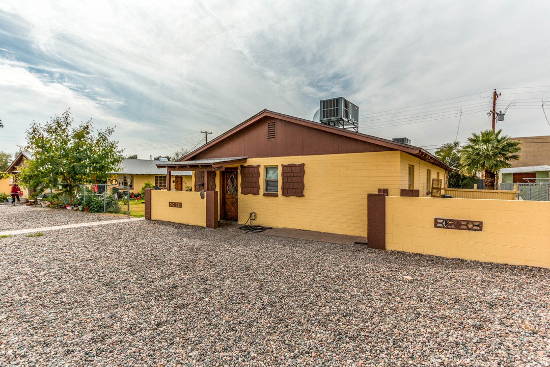 1214 N 49th St in Phoenix, AZ - Building Photo