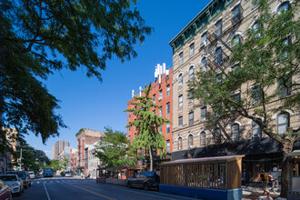 230 E 7th St in New York, NY - Foto de edificio - Building Photo