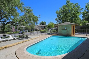 Woods of Brookhollow in San Antonio, TX - Building Photo