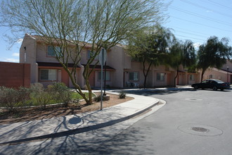 Simmons Manor in Las Vegas, NV - Building Photo - Building Photo