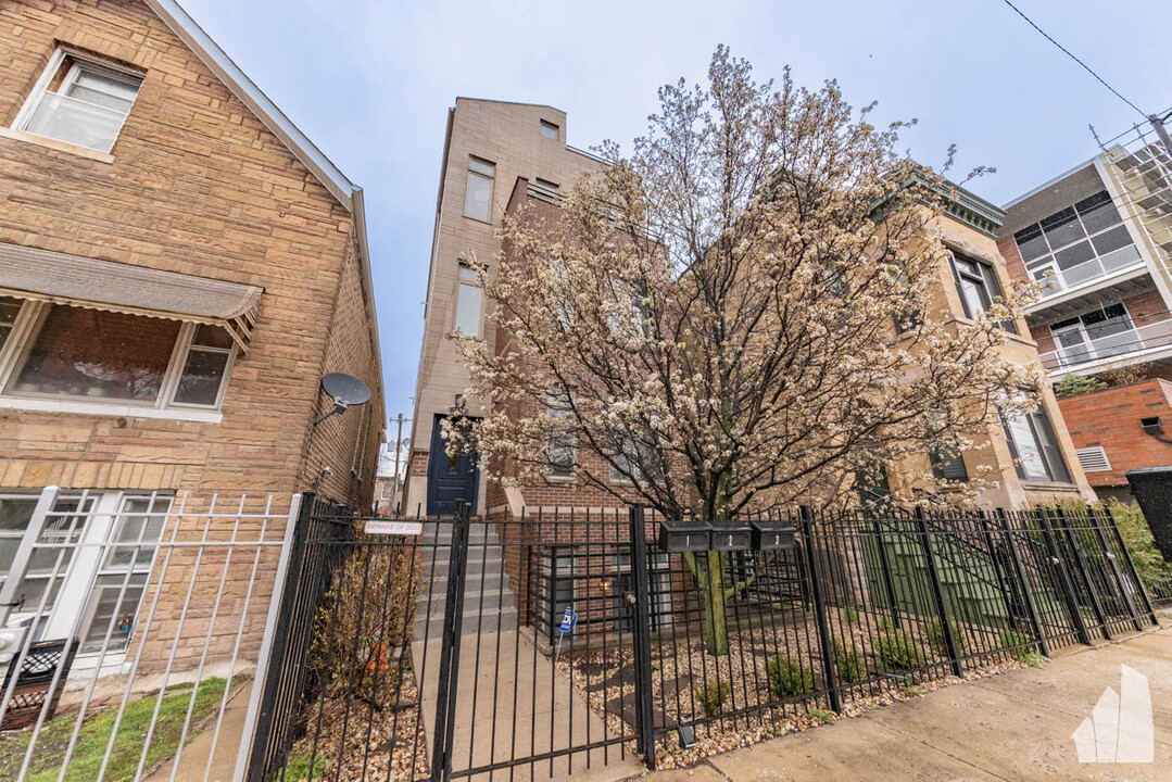 2014 W Augusta Blvd, Unit 1 in Chicago, IL - Building Photo