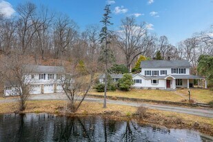 82 Shingle House Rd in Millwood, NY - Building Photo