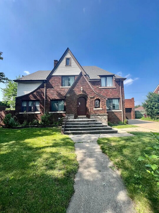 8035 Potomac St in Center Line, MI - Building Photo