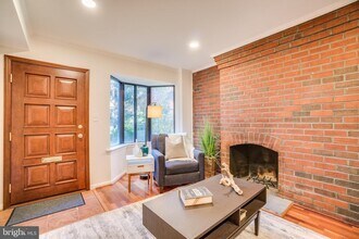 1019 Paper Mill Ct NW in Washington, DC - Building Photo - Building Photo