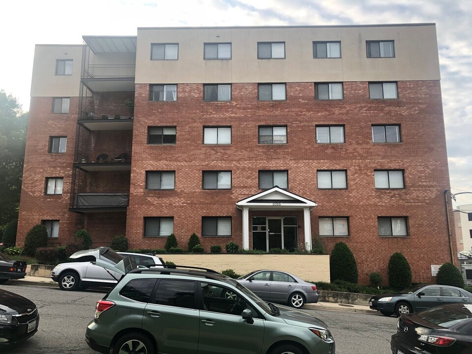 Lee Heights Apartments in Arlington, VA - Building Photo