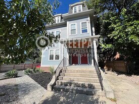 134 Franklin St, Unit 2 in Boston, MA - Building Photo