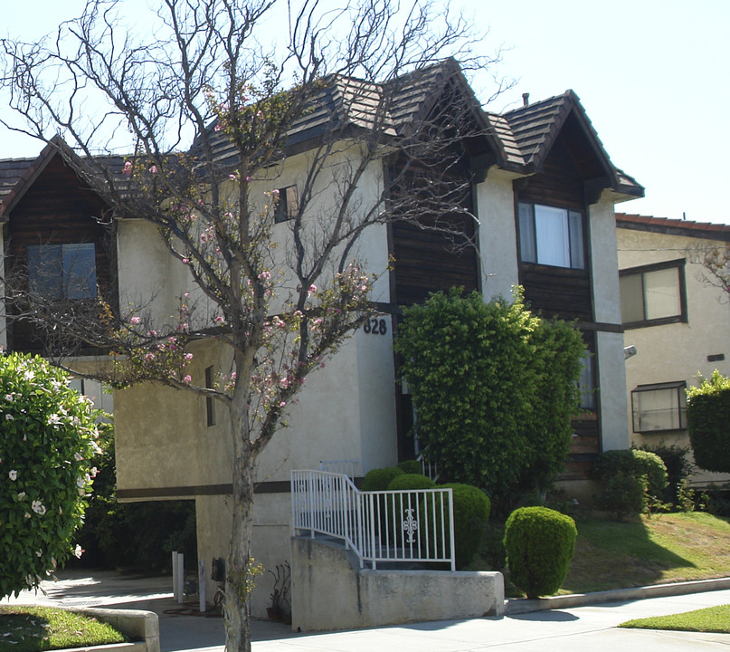 828 N 2nd St in Alhambra, CA - Foto de edificio