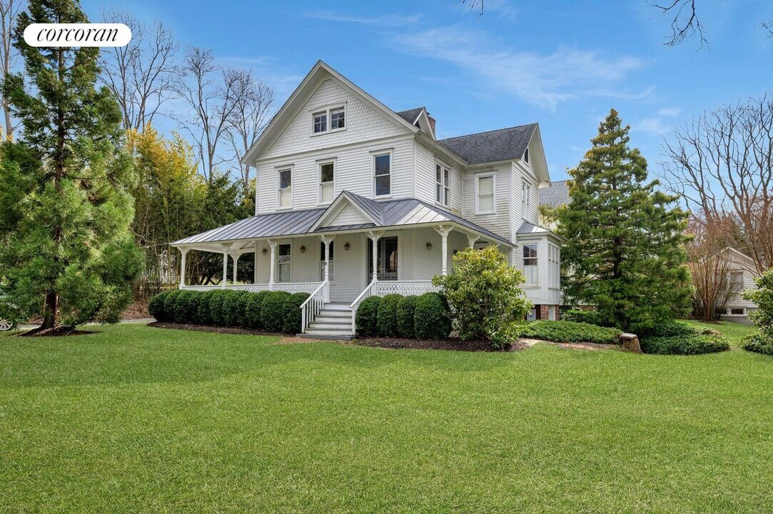 116 Bay St in Sag Harbor, NY - Foto de edificio