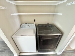 6323 Silverfield Dr in Las Vegas, NV - Building Photo - Building Photo