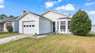 2051 W Windgate Ct in Jacksonville, NC - Building Photo - Building Photo