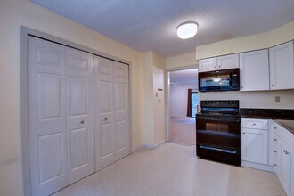298 Conestoga Way in Glastonbury, CT - Building Photo - Building Photo
