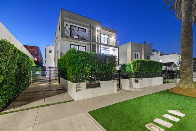 807 N Cherokee Ave in Los Angeles, CA - Building Photo - Building Photo