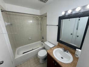 6975 NW 179th St in Hialeah, FL - Building Photo - Building Photo