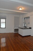 140 E 46th St in New York, NY - Building Photo