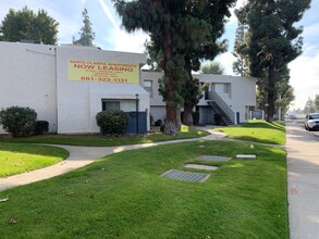 Santa Clarita Apartments in Bakersfield, CA - Building Photo - Building Photo